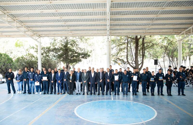 Reconocen a policías de San Juan del Río con insignias, equipo y armamento Borrador automático