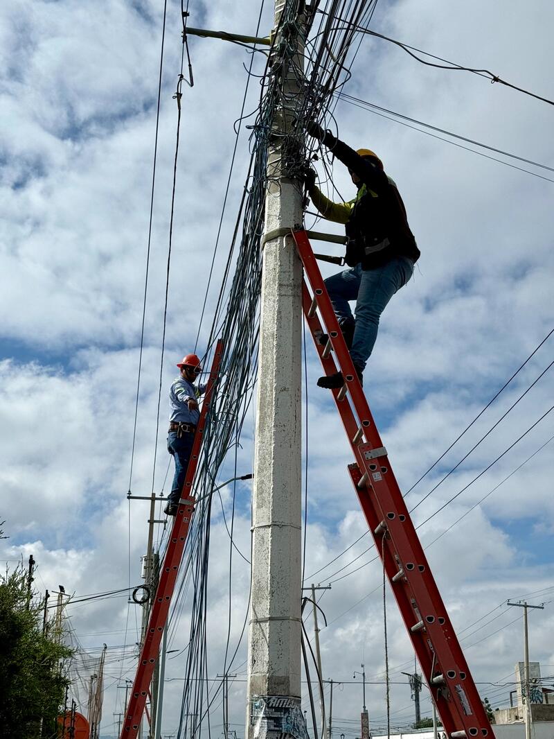 Avanza retiro de cableado en desuso en Querétaro como parte del Plan Orden