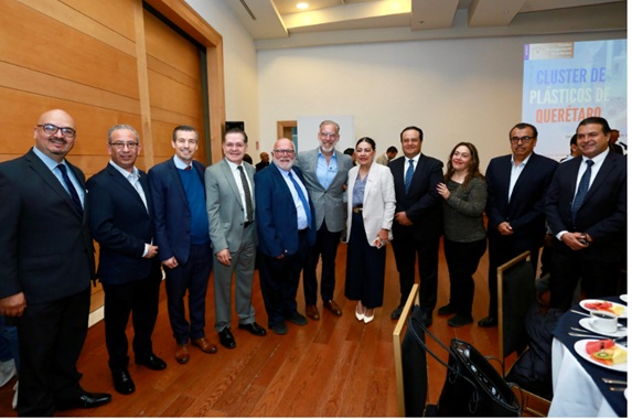 Marco Del Prete toma protesta a nueva mesa directiva del Clúster de Plásticos