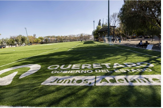Mauricio Kuri entrega rehabilitación de cancha en la Unidad Deportiva de El Pueblito