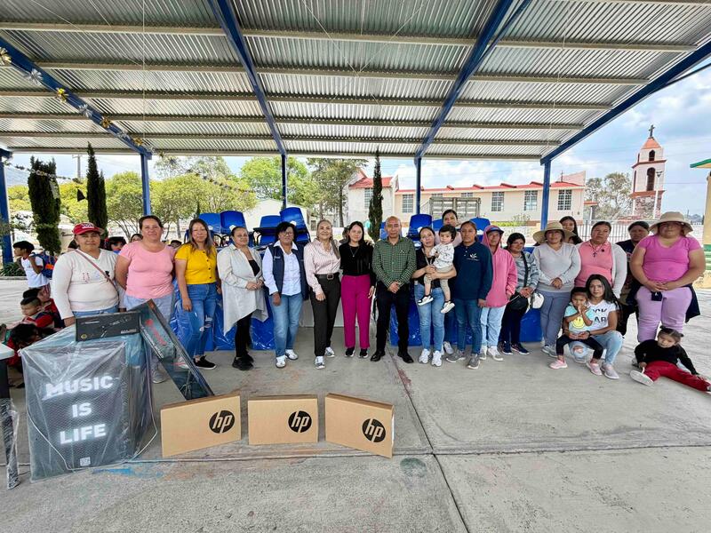 USEBEQ entrega mobiliario escolar a primaria de Amealco para fortalecer condiciones educativas