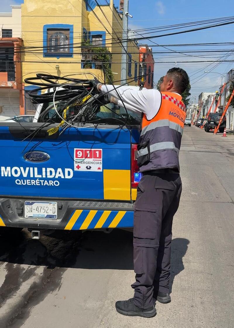 Continua el retiro de cableado en desuso de las principales avenidas de la capital
