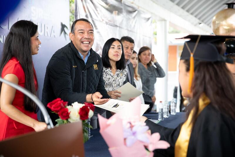 Roberto Cabrera destaca el valor de la educación en graduaciones de primarias de San Juan del Río Roberto Cabrera destaca el valor de la educación en graduaciones de primarias de San Juan del Río