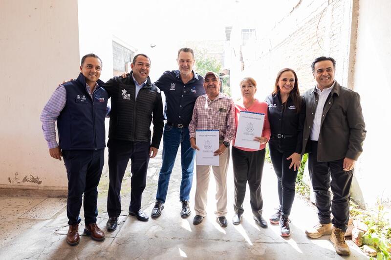 Roberto Cabrera y Mauricio Kuri entregan escrituras, obras viales y acciones de vivienda en San Juan del Río Roberto Cabrera y Mauricio Kuri entregan escrituras, obras viales y acciones de vivienda en San Juan del Río