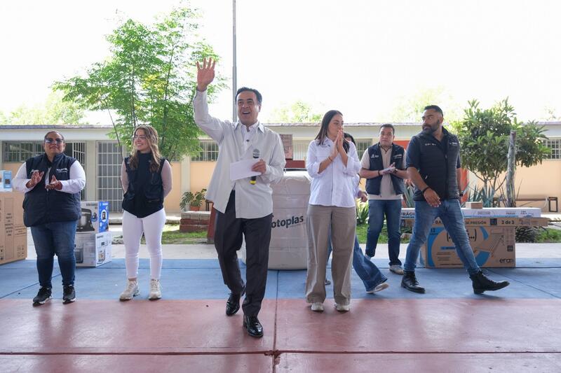 Luis Nava entrega apoyos del Programa de Coinversión Social a familias de Corregidora Borrador automático