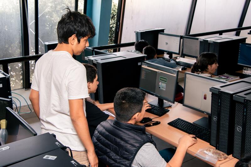 UT San Juan impulsa vocaciones científicas con curso de verano para adolescentes Borrador automático