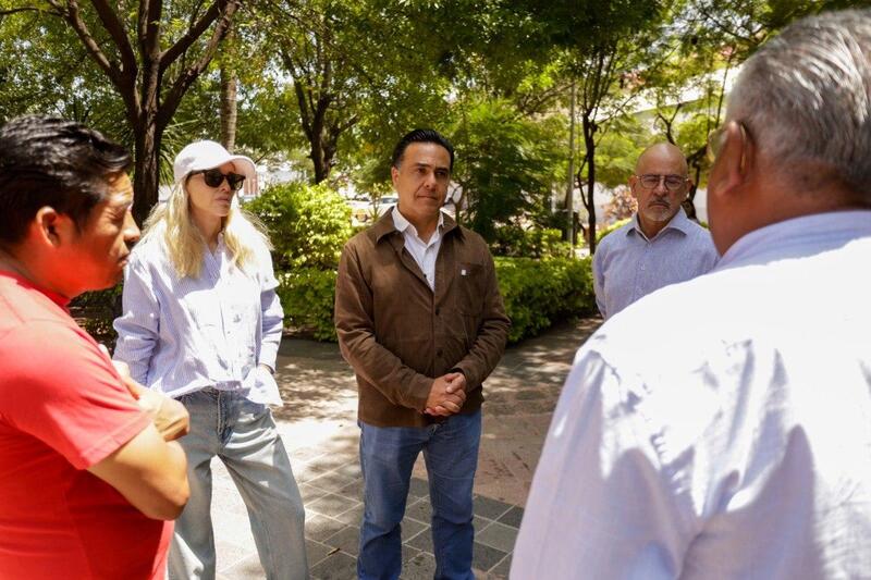 Luis Nava recorre el Mercado de las Flores y escucha a comerciantes Borrador automático