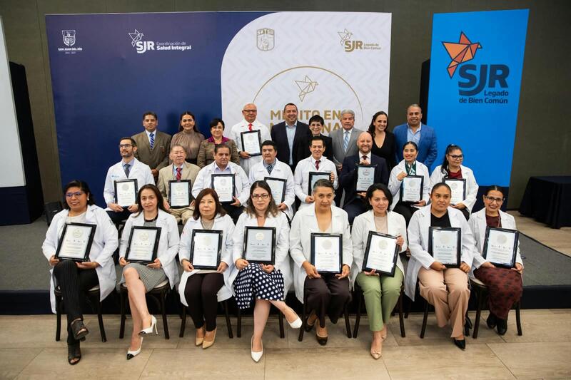 Reconocen a 17 médicas y médicos por su trayectoria y vocación de servicio en San Juan del Río Borrador automático