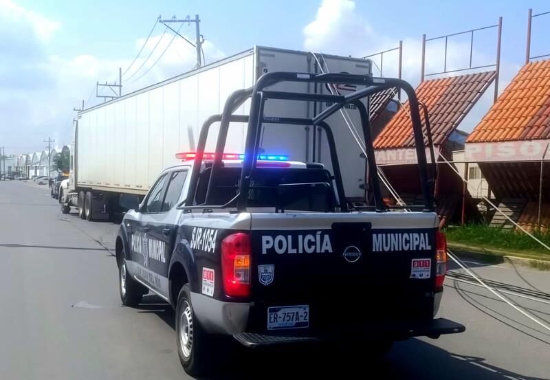 Cierran avenida Constituyentes en San Juan del Río tras derribo de poste por tráiler Borrador automático