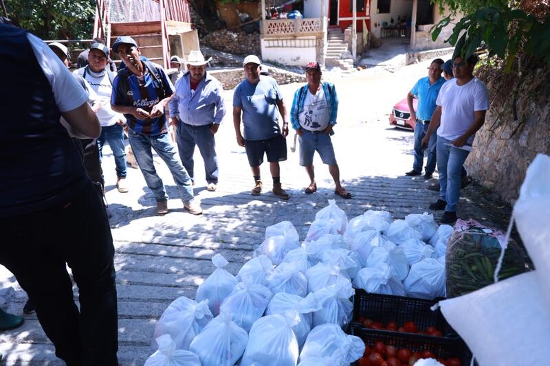 SEDESOQ entrega canastas alimentarias a familias afectadas por lluvias en la Sierra Borrador automático