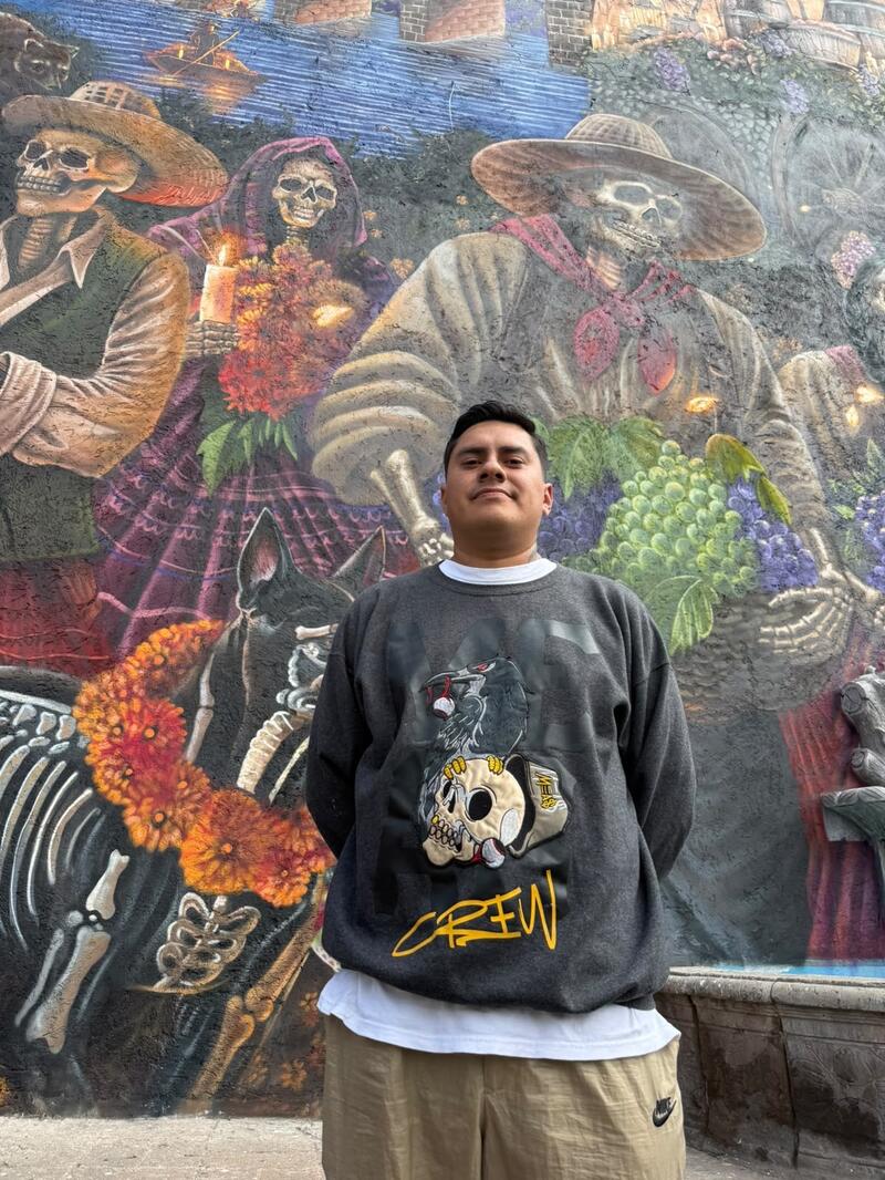 César Arturo García Ortiz plasma la historia y las tradiciones de San Juan del Río en mural de Día de Muertos Borrador automático
