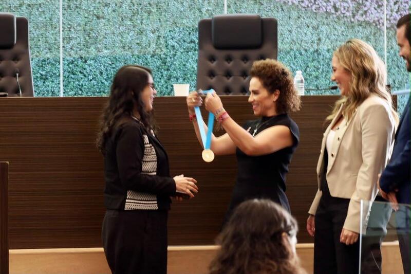 Entrega Congreso de Querétaro Medalla Alejandra Jáidar a científica Alejandra Medina Rivera Entrega Congreso de Querétaro Medalla Alejandra Jáidar a científica Alejandra Medina Rivera